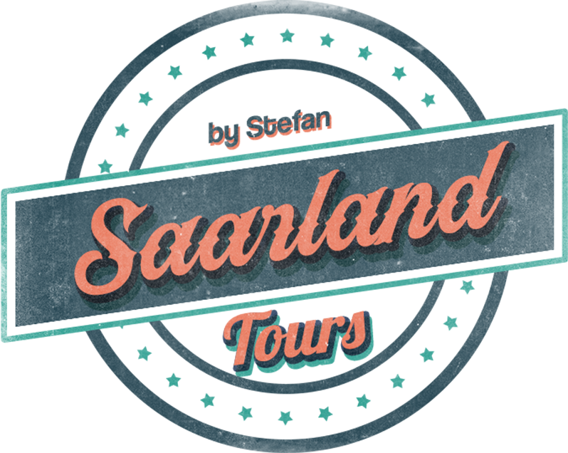 Logo von "Saarland Tours by Stefan" in Retro-Stil mit einem runden Emblem, türkisfarbenen Sternen und einem diagonalen Schriftzug in orange und weiß.